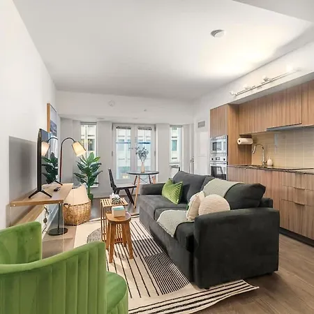 Modern Luxury Suite With King Bed In Downtown Toronto